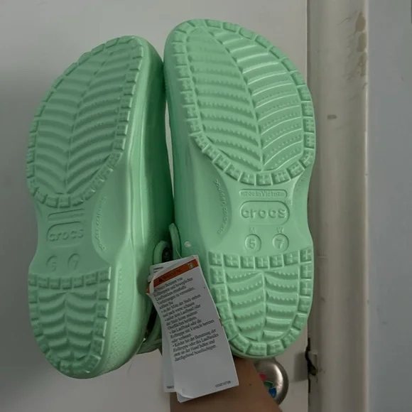 Sherpa lined Crocs - Picture 3 of 4